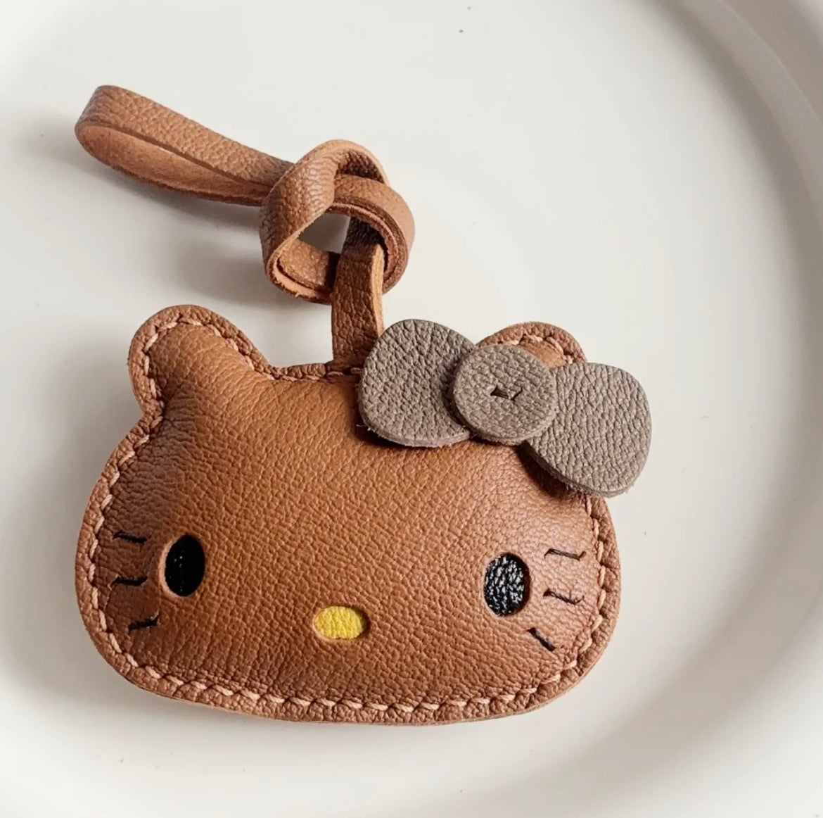 Individuell gefertigter Hello Kitty Schlüsselanhänger/Taschenanhänger, Versand in 15 Tagen, hergestellt aus importiertem französischem Lammleder.