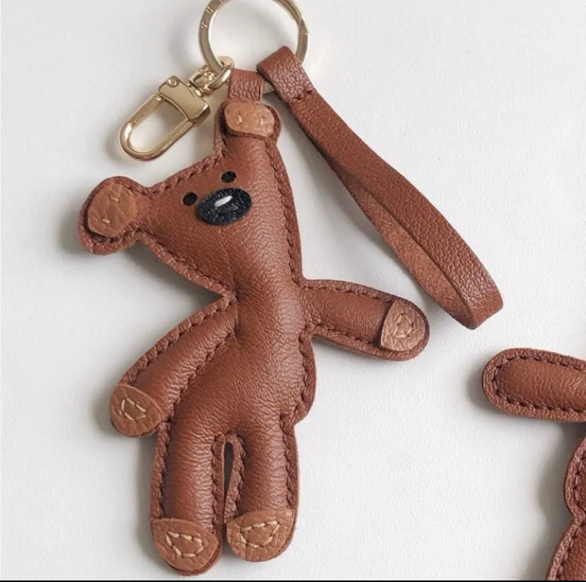 Maßgefertigte Schlüsselanhänger aus echtem Leder, Mr. Bean Bären-Taschenanhänger, niedliche Lederketten, Lederaccessoires, Geschenke für Mädchen, Bären-Lanyard. Versand innerhalb von 15 Tagen.
